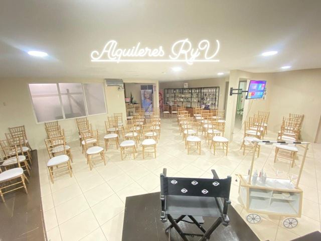 Sillas Tiffany doradas en filas en salón