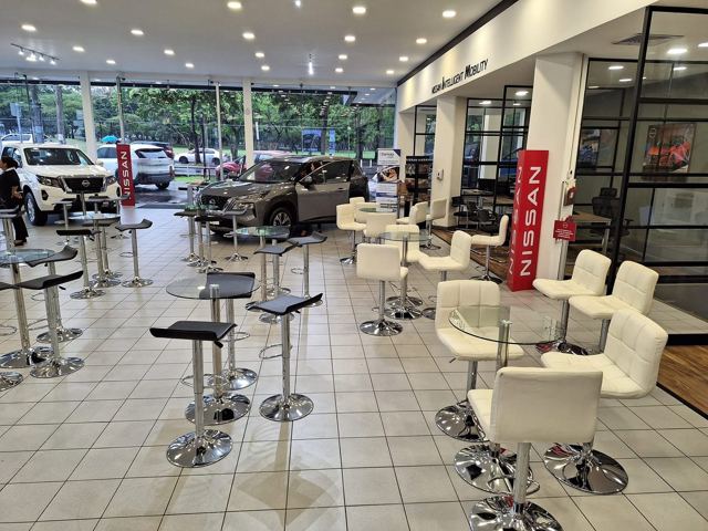 Bancos blancos y cocteleras en showroom