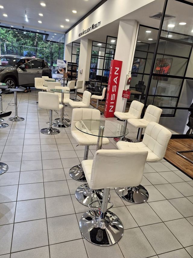 Bancos altos blancos en showroom