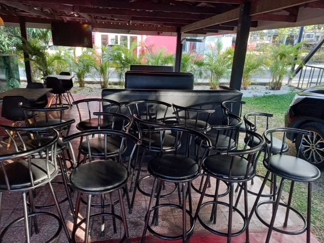 Bancos altos negros en terraza