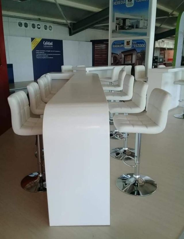 Barra blanca con bancos altos blancos