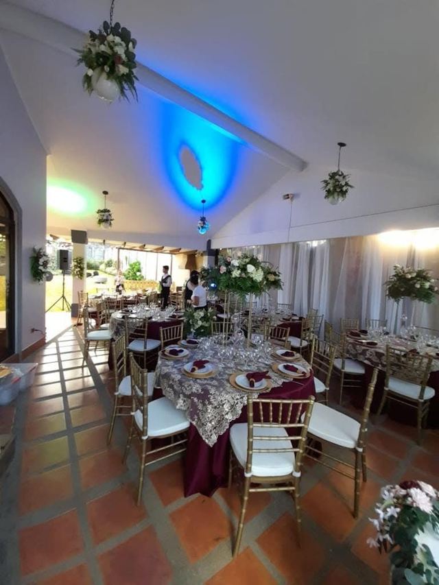 Boda con mesas redondas, Tiffany doradas e iluminación