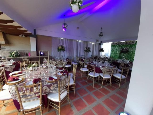 Salón de boda con sillas Tiffany doradas