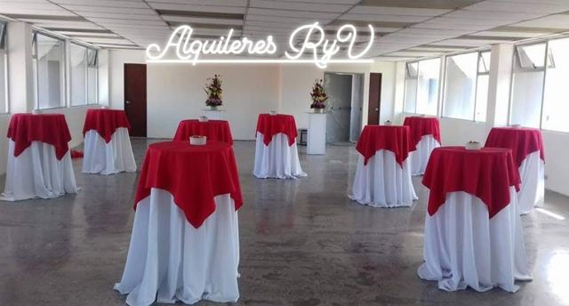 Cocteleras con mantel blanco y sobremantel rojo