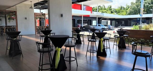 Cocteleras negras con bancos en terraza