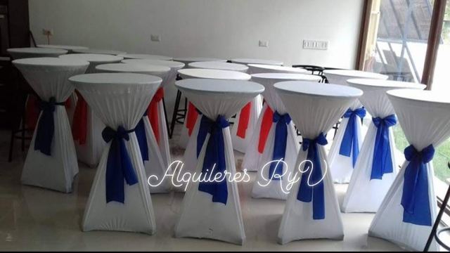 Cocteleras blancas con lazo azul rey
