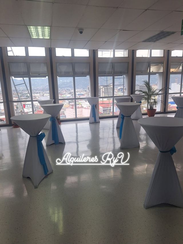 Cocteleras forradas blancas con lazo turquesa, vista vertical