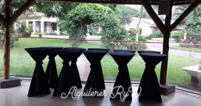 Cocteleras forradas negras en terraza