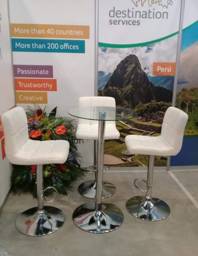 Coctelera de vidrio con bancos blancos en stand