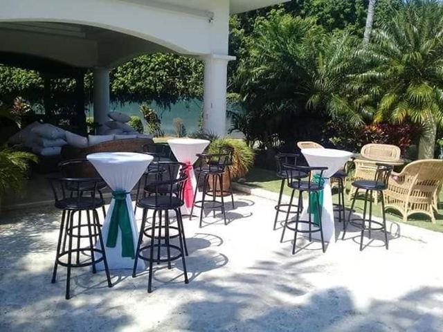 Cocteleras con bancos en terraza jardín