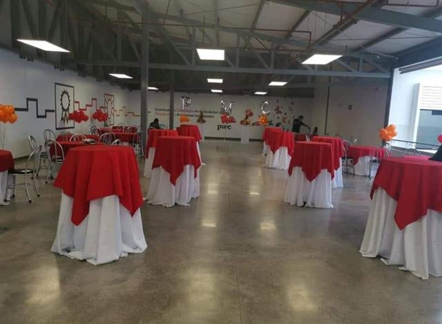 Cocteleras con sobremantel rojo en salón