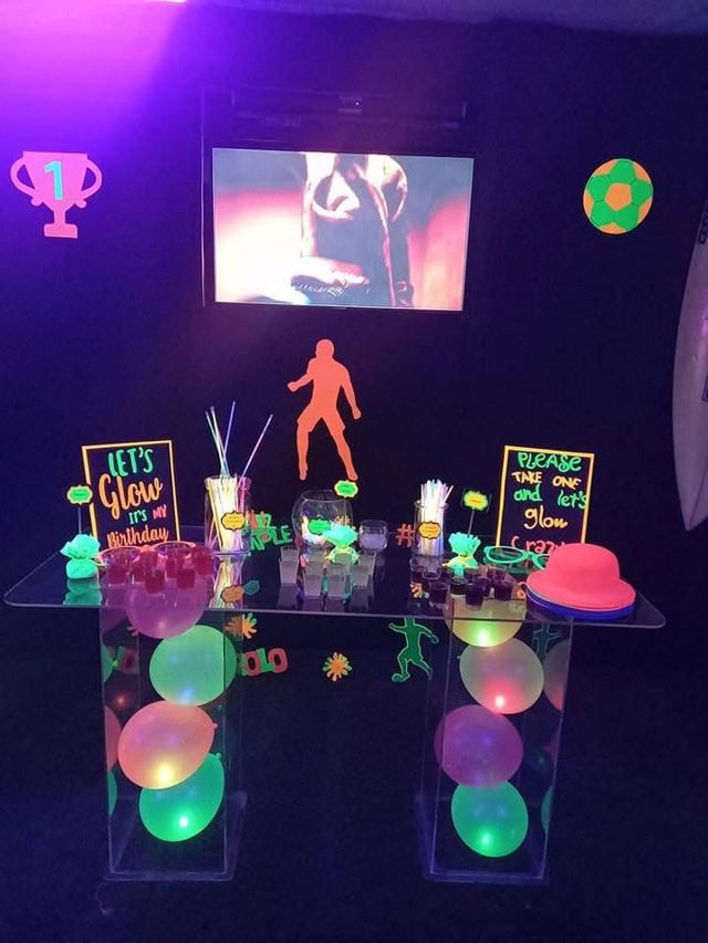 Mesa acrílica decorada para fiesta neón