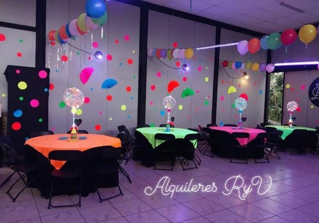 Mesas con manteles neón en fiesta glow