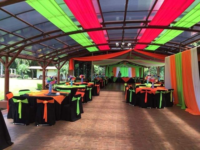 Salón con manteles neón y telas de colores