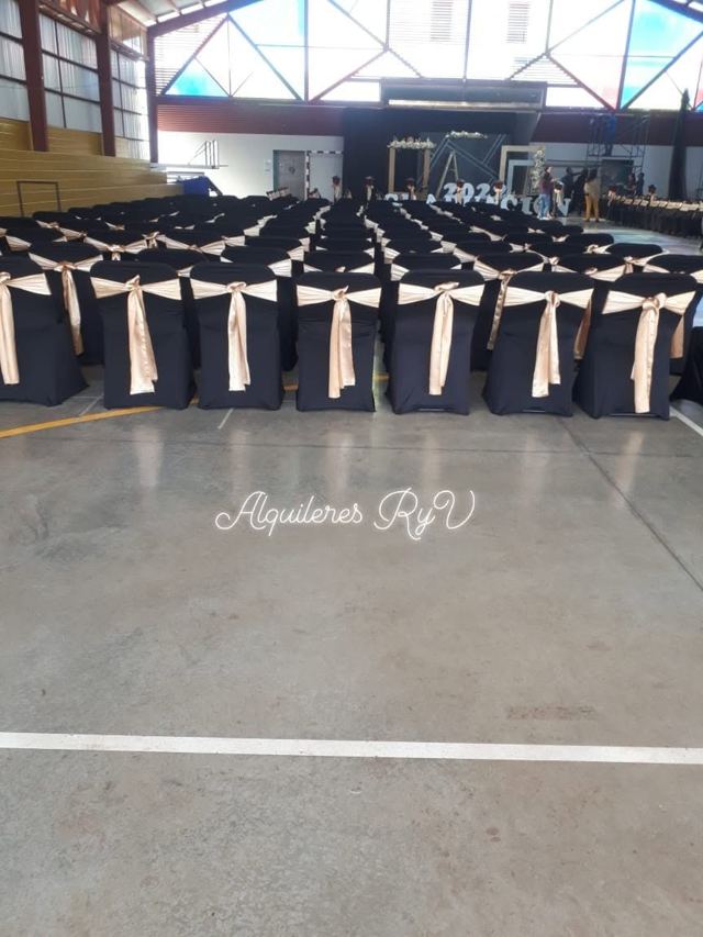 Sillas forradas negras con lazo dorado en gimnasio