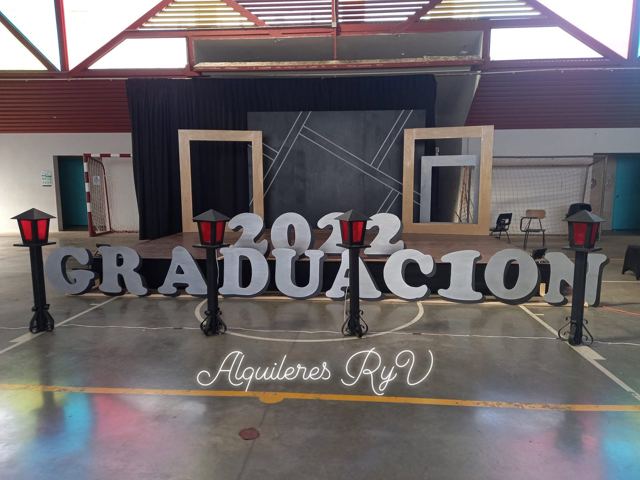 Letras gigantes de graduación y faroles