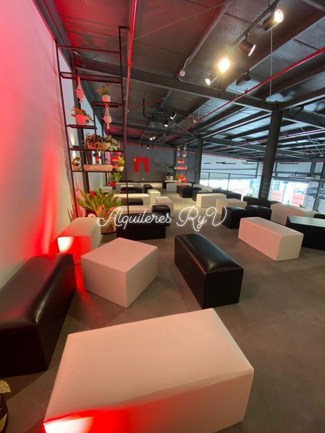 Lounge blanco y negro con luces rojas