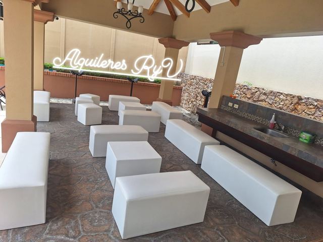 Varias salas lounge de cubos y bancas blancas