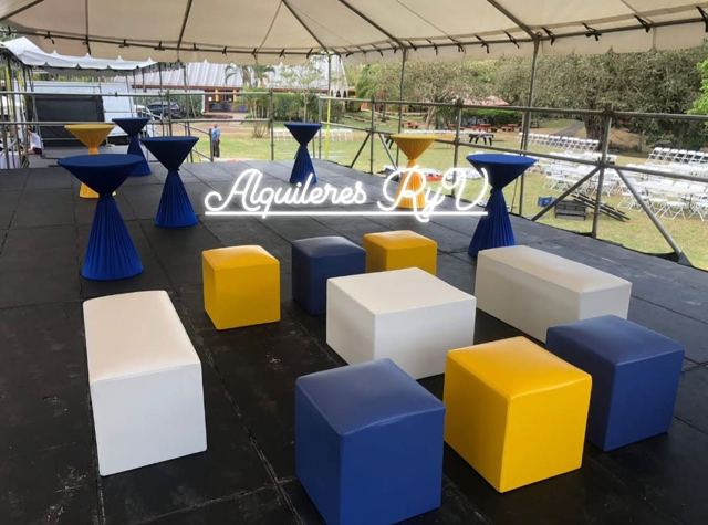 Cubos de colores y cocteleras azules bajo toldo