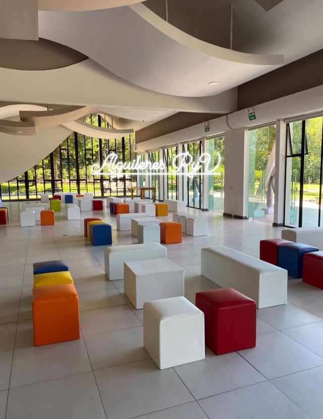Cubos y bancas de colores en salón amplio