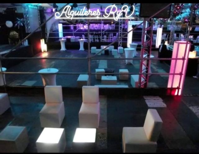 Lounge blanco con cubos iluminados en evento nocturno