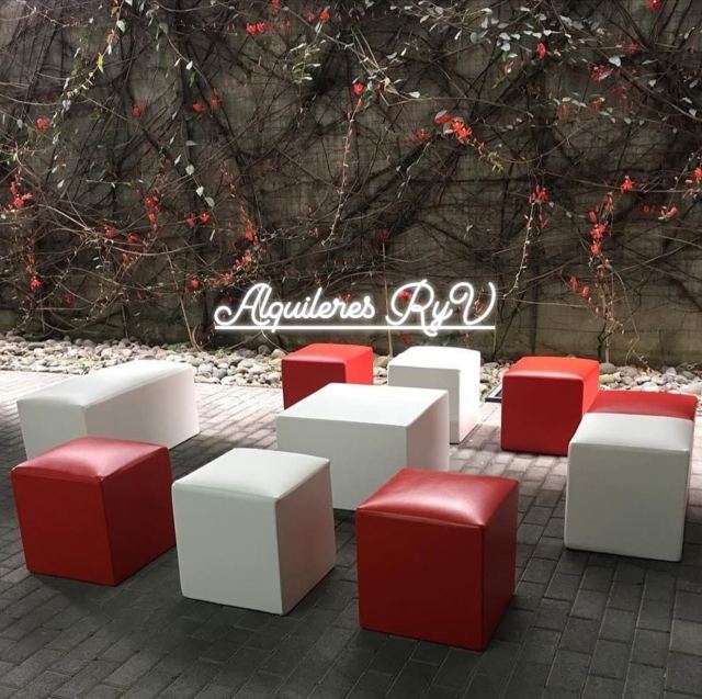Cubos rojos y blancos en exterior