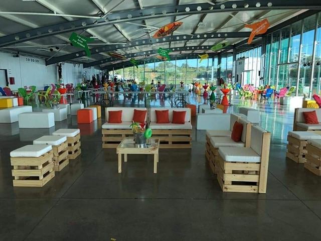 Salas lounge de pallet con cojines blancos