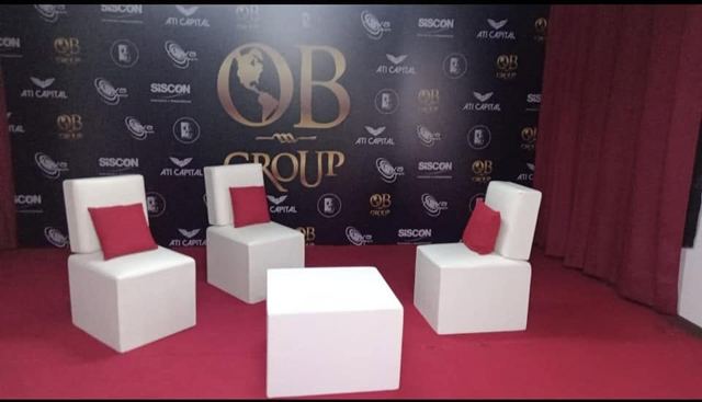 Sala lounge con sillones blancos y cojines rojos