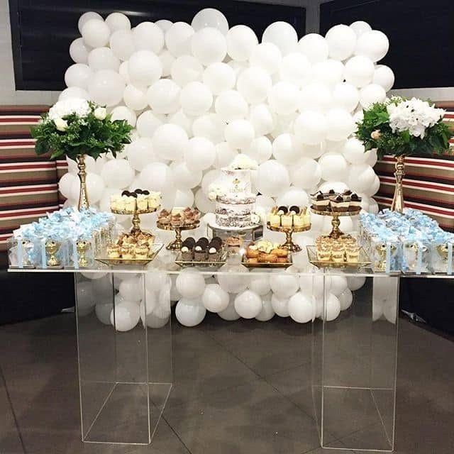 Mesa acrílica de postres con pared de globos