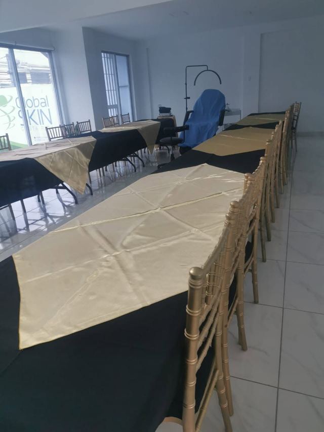 Mesa rectangular mantel negro con sobremantel dorado y Tiffany doradas