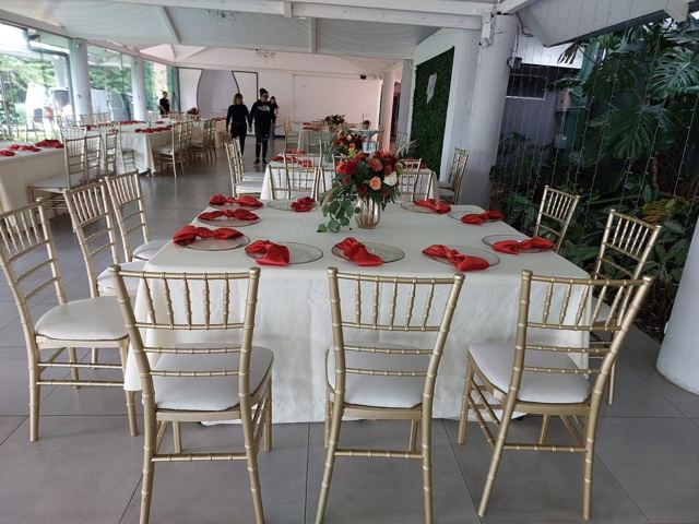 Mesa imperial con sillas Tiffany doradas cojín blanco