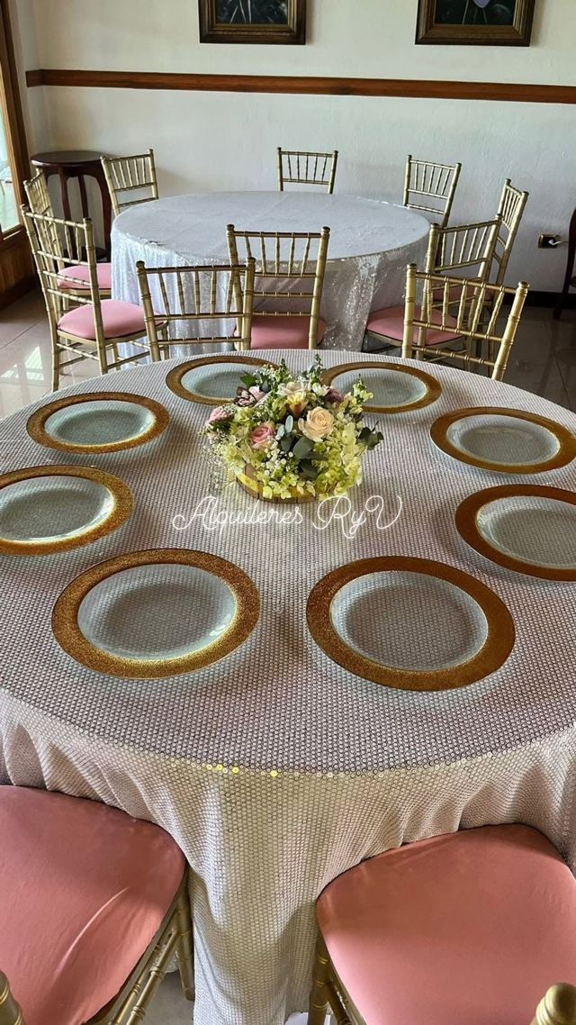Mesa redonda lentejuela plateada con platos base dorados