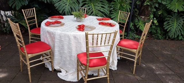 Mesa redonda mantel de lujo blanco con sillas Tiffany doradas y cojín rojo