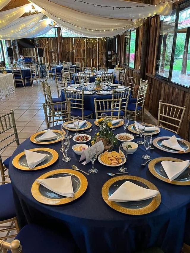 Mesa servida con vajilla y platos base dorados