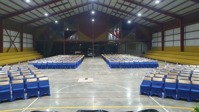 Sillas con forro azul en gimnasio para graduación