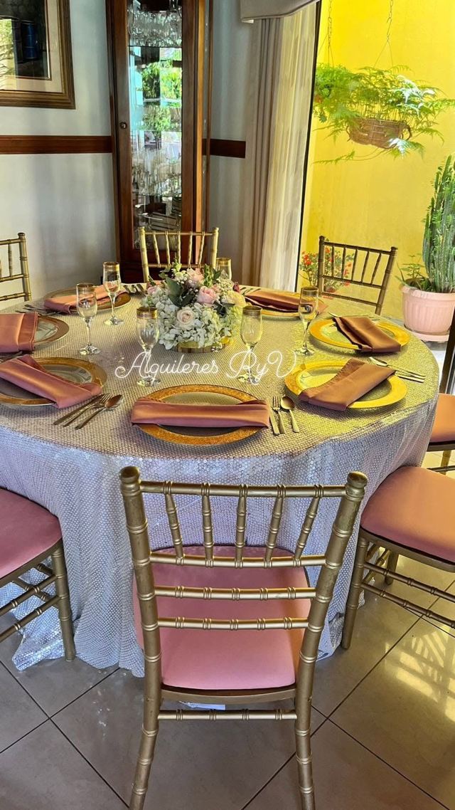 Sillas Tiffany doradas con cojín rosado y mantel de lentejuelas