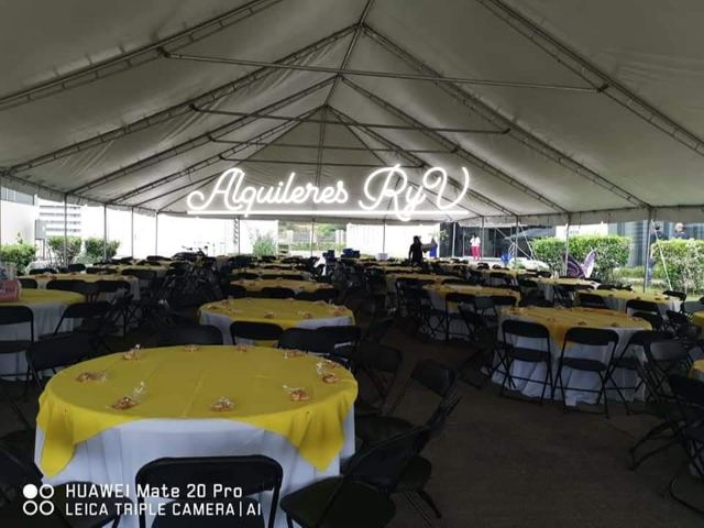 Toldo grande con mesas redondas mantel amarillo