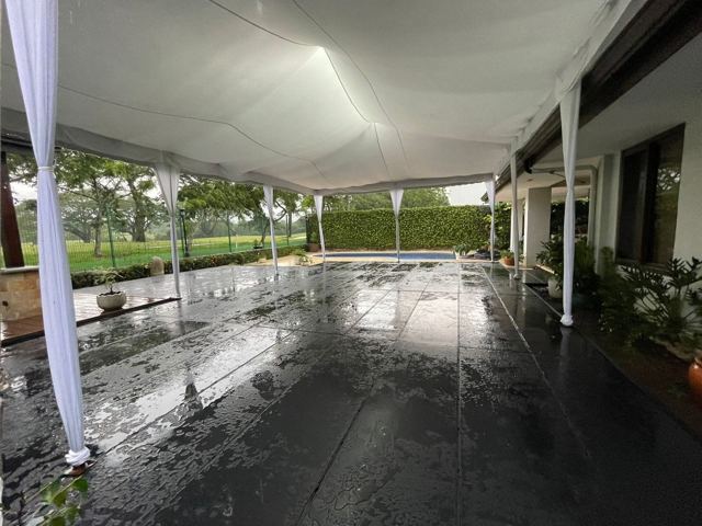 Interior de toldo blanco con tarima