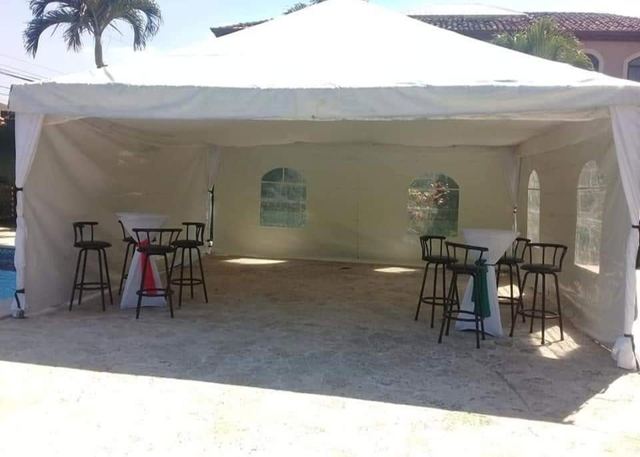 Toldo cerrado con cocteleras y bancos