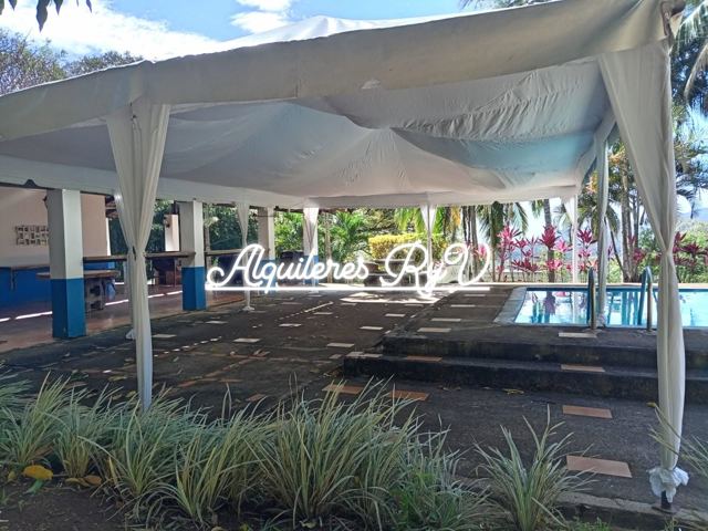 Toldo blanco junto a piscina