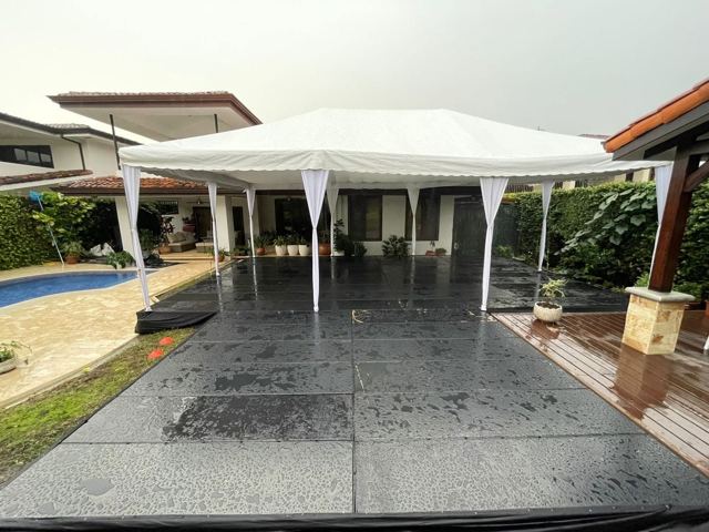Toldo blanco sobre tarima en jardín