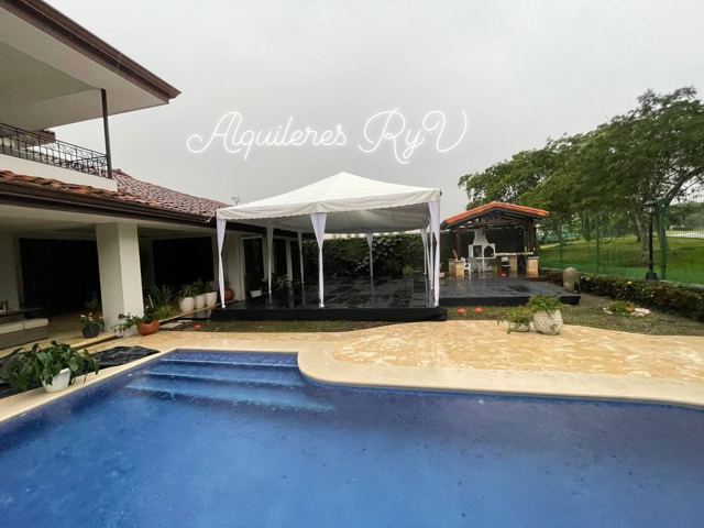 Toldo blanco con tarima junto a piscina