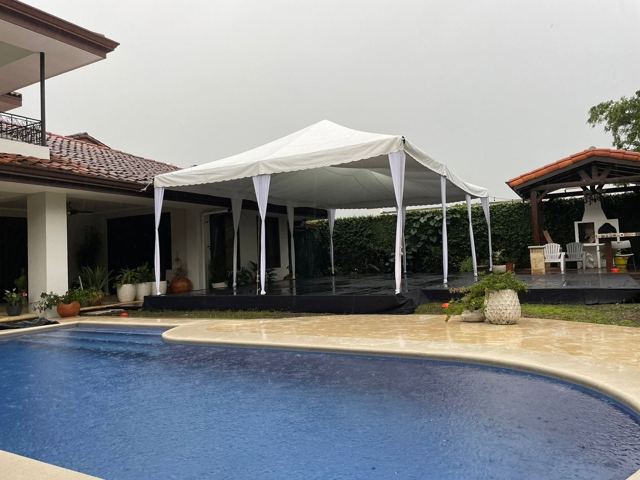 Toldo y tarima frente a piscina