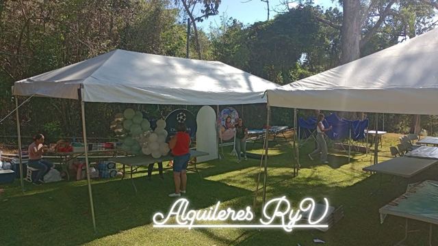 Dos toldos blancos en jardín para fiesta infantil